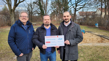 Übergabe eines Spendenchecks an die Spielplatzinitiative Wohlauer Straße