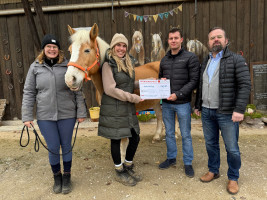 Übergabe eines Spendenchecks an die Reittherapiehalle in Fischbach