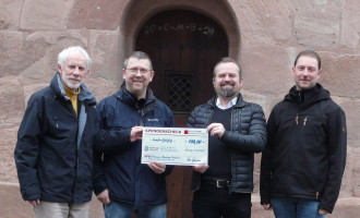 Übergabe des Spenden-Schecks an Jan Krosse, Johannes Anderl und Hans Grander vom Verein Kapellenplatz e.V. durch Falk Schwerdtner (Vorsitzender SPD Fischbach)