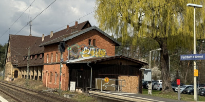 Aktueller, trauriger Zustand des historischen Bahnhofsgebäudes Fischbach