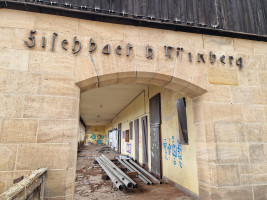 Aktueller, trauriger Zustand des historischen Bahnhofsgebäudes Fischbach