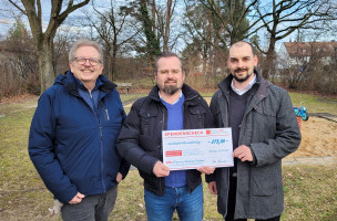 Übergabe des Spenden-Schecks an Daniel Geckert (Initiator Spendenaktion) und Werner Miegl (Bürgerverein Nürnberg-Südost) durch Falk Schwerdtner (Vorsitzender SPD Fischbach)