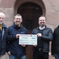 Übergabe des Spenden-Schecks an Jan Krosse, Johannes Anderl und Hans Grander vom Verein Kapellenplatz e.V. durch Falk Schwerdtner (Vorsitzender SPD Fischbach)