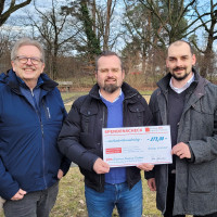 Übergabe des Spenden-Schecks an Daniel Geckert (Initiator Spendenaktion) und Werner Miegl (Bürgerverein Nürnberg-Südost) durch Falk Schwerdtner (Vorsitzender SPD Fischbach)